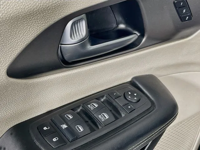 Chrysler Pacifica photo 28