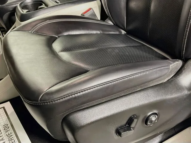 Chrysler Pacifica photo 16