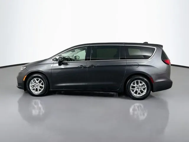 Chrysler Pacifica photo 2