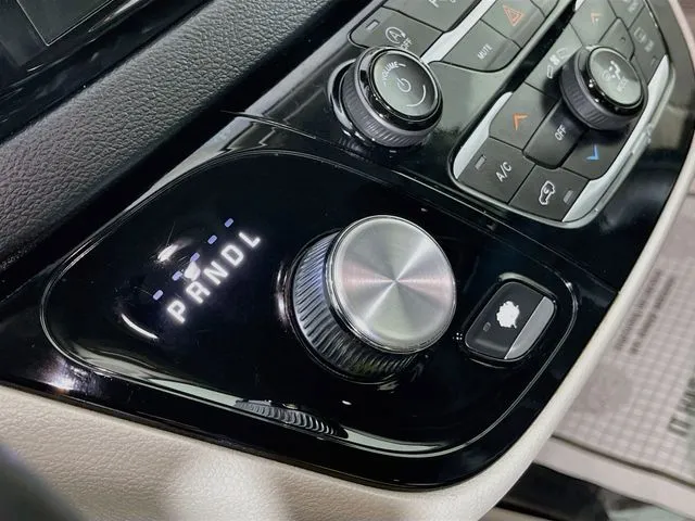 Chrysler Pacifica photo 25