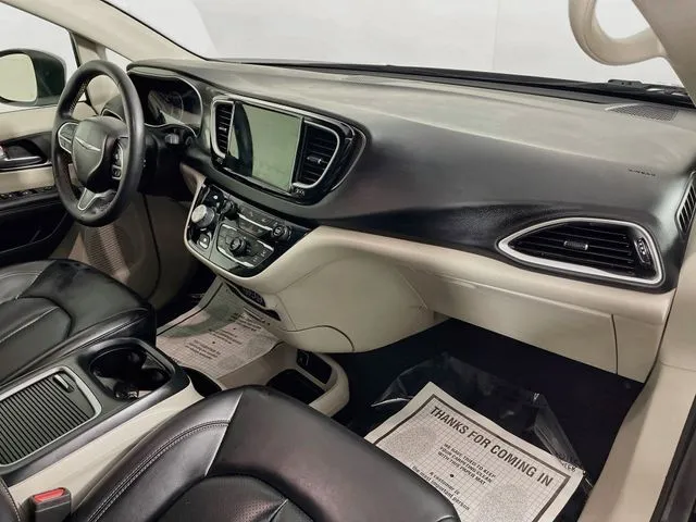 Chrysler Pacifica photo 14