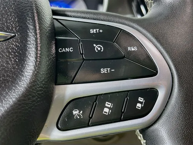 Chrysler Pacifica photo 12