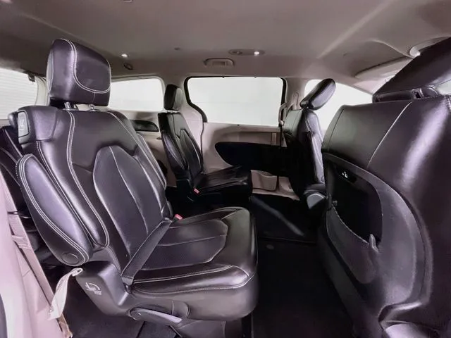 Chrysler Pacifica photo 19