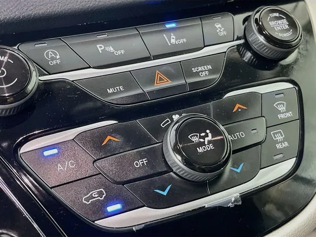 Chrysler Pacifica photo 24