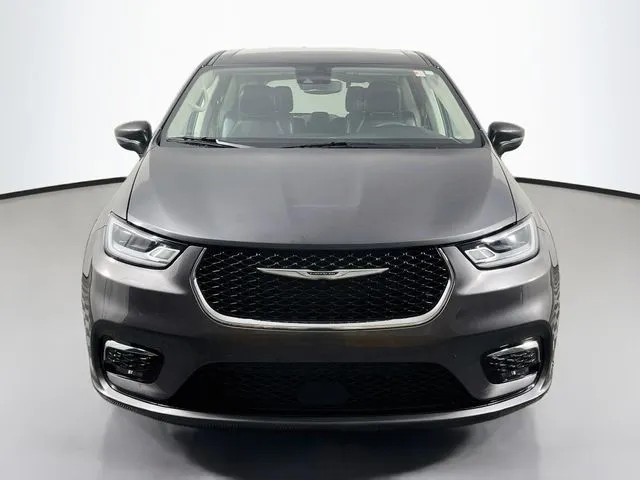 Chrysler Pacifica photo 7