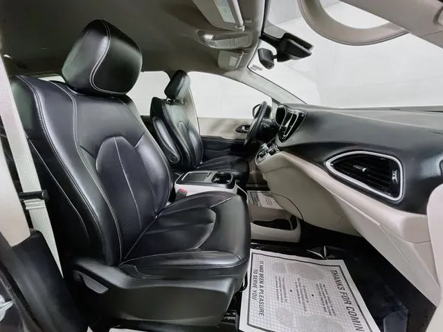 Chrysler Pacifica photo 17
