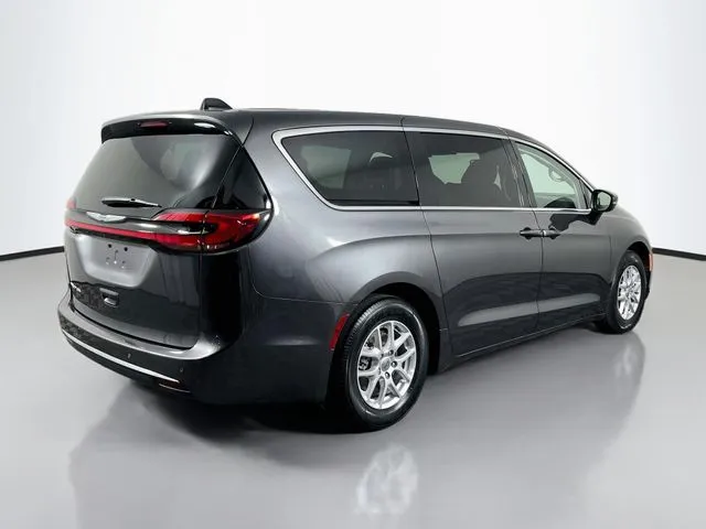 Chrysler Pacifica photo 6