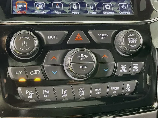 Jeep Grand Cherokee photo 23