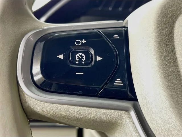 Volvo XC90 photo 11