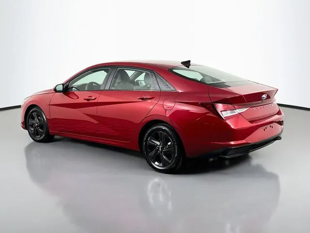 Hyundai Elantra photo 3