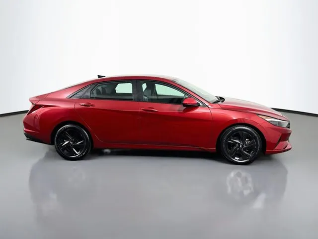 Hyundai Elantra photo 5