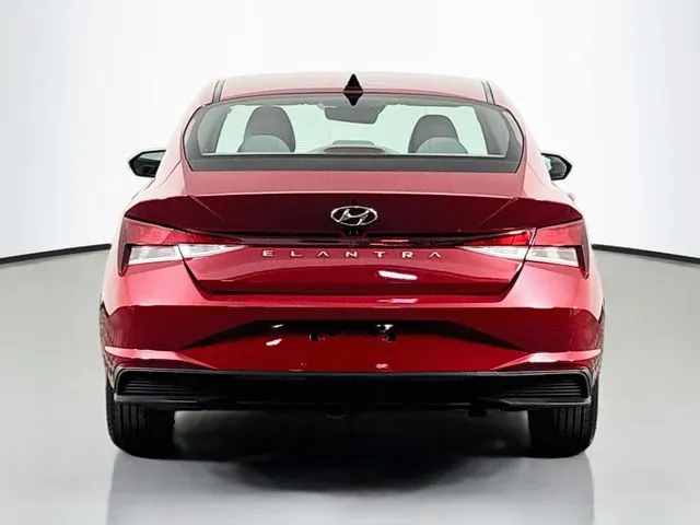 Hyundai Elantra photo 8