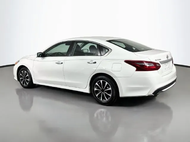Nissan Altima photo 3
