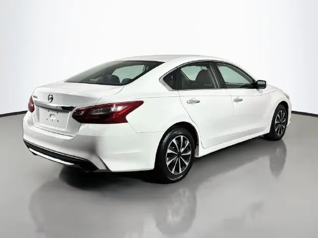 Nissan Altima photo 6