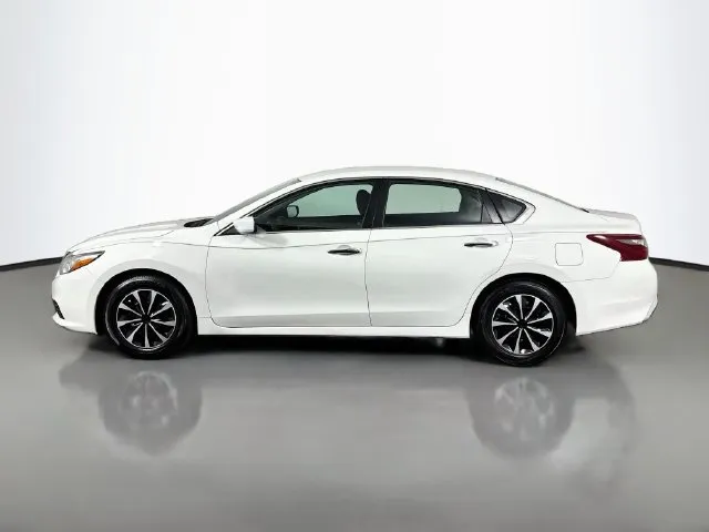 Nissan Altima photo 2