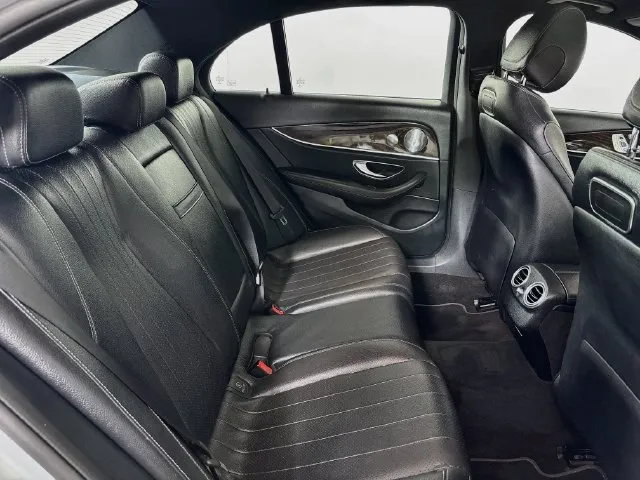 Mercedes-Benz E-Class photo 19