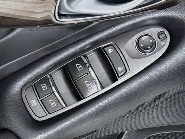 Infiniti Q50 photo 28