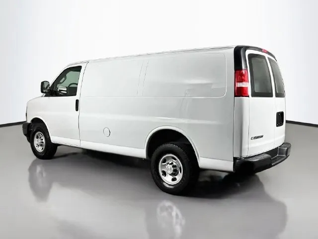 Chevrolet Express photo 3