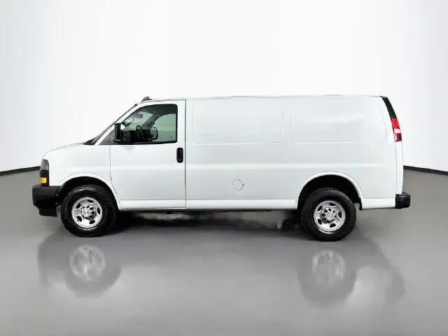 Chevrolet Express photo 2