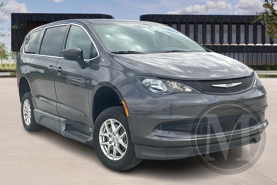 Gray 2021 Chrysler Voyager LX for sale in Kansas City, MO