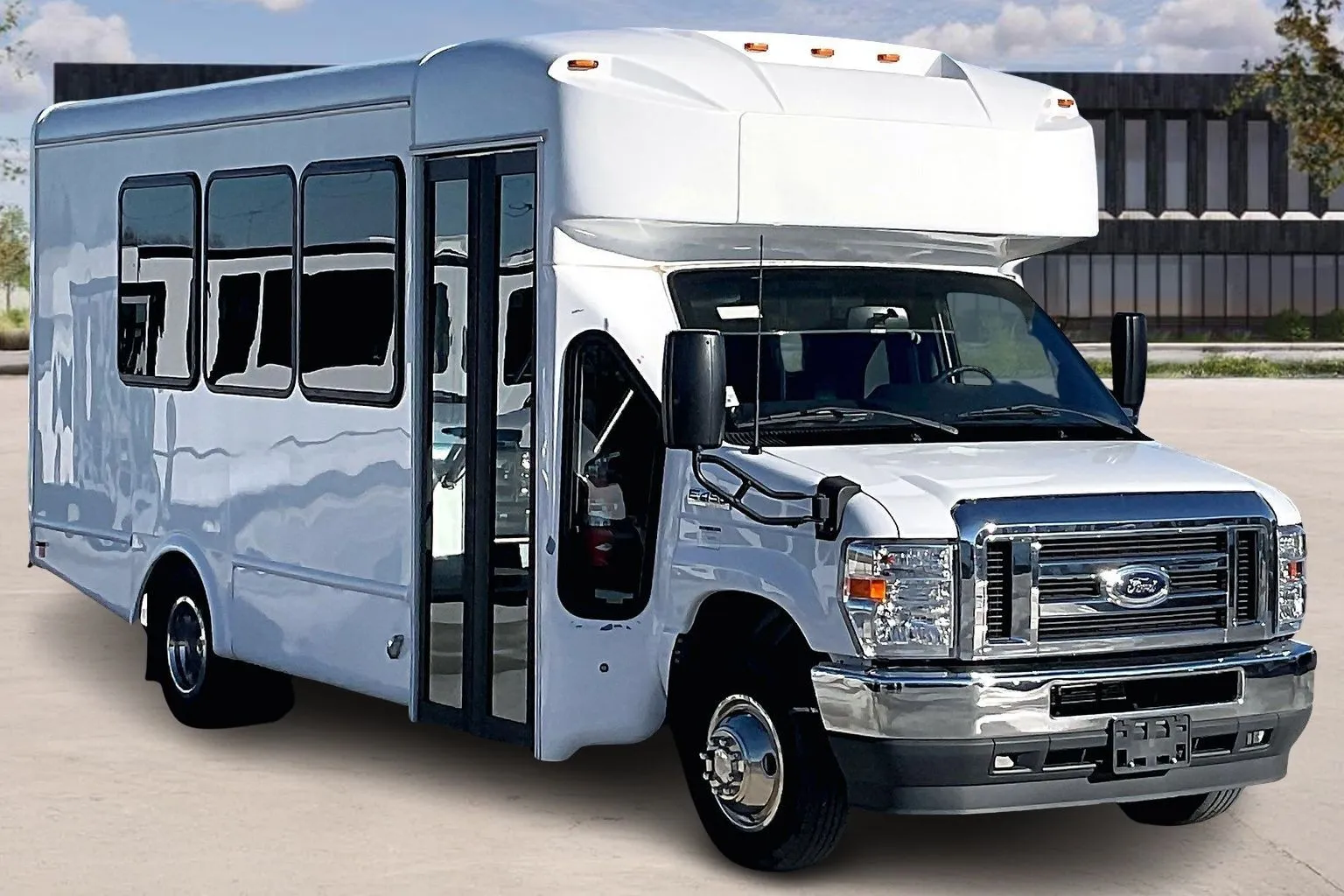 2023 Ford E-Series Cutaway Base's photo