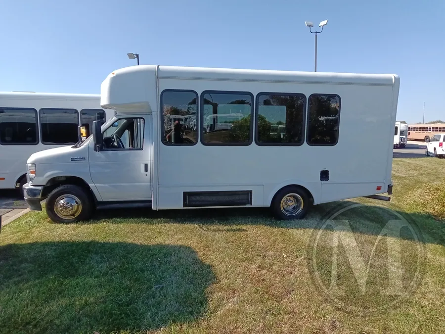 White 2023 Ford E450 for sale in Kansas City, MO