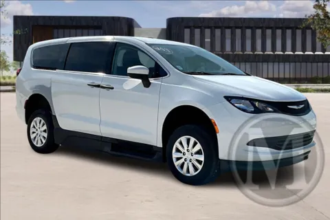 White 2020 Chrysler VOYAGER for sale in Kansas City, MO