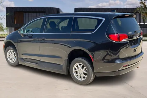 More photos of 2020 Chrysler VOYAGER at Master's Transportation - Kansas City, MO