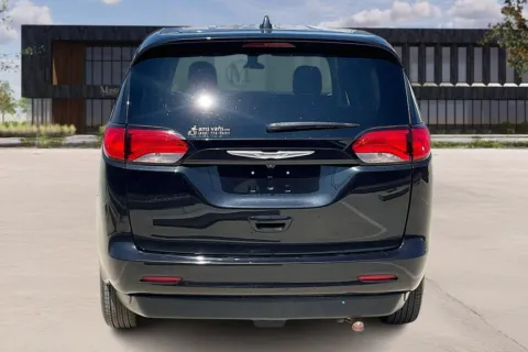 More photos of 2020 Chrysler VOYAGER at Master's Transportation - Kansas City, MO