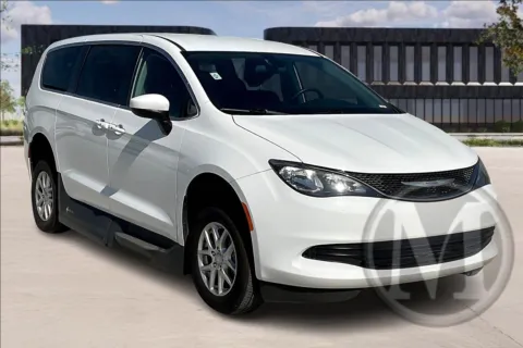 White 2020 Chrysler VOYAGER for sale in Kansas City, MO