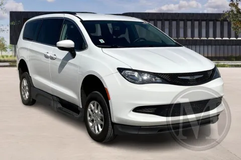 White 2021 Chrysler VOYAGER for sale in Kansas City, MO