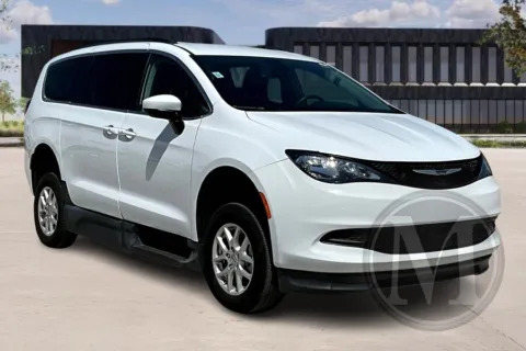 White 2021 Chrysler VOYAGER for sale in Kansas City, MO