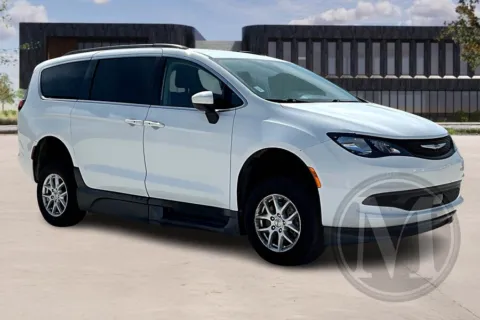 White 2021 Chrysler VOYAGER for sale in Kansas City, MO