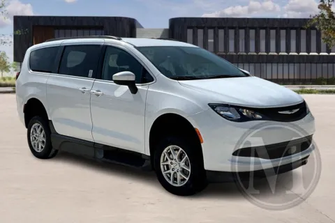 White 2021 Chrysler VOYAGER for sale in Kansas City, MO