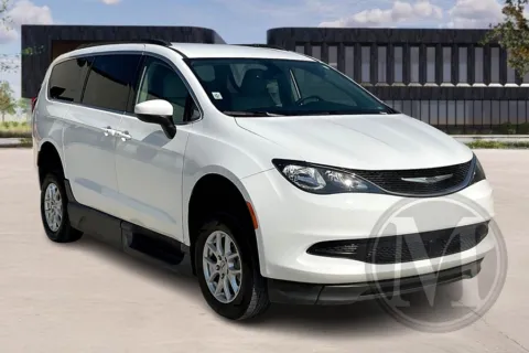 White 2021 Chrysler VOYAGER for sale in Kansas City, MO