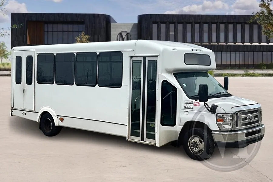 White 2019 Ford E450 for sale in Kansas City, MO