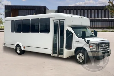 White 2019 Ford E450 for sale in Kansas City, MO