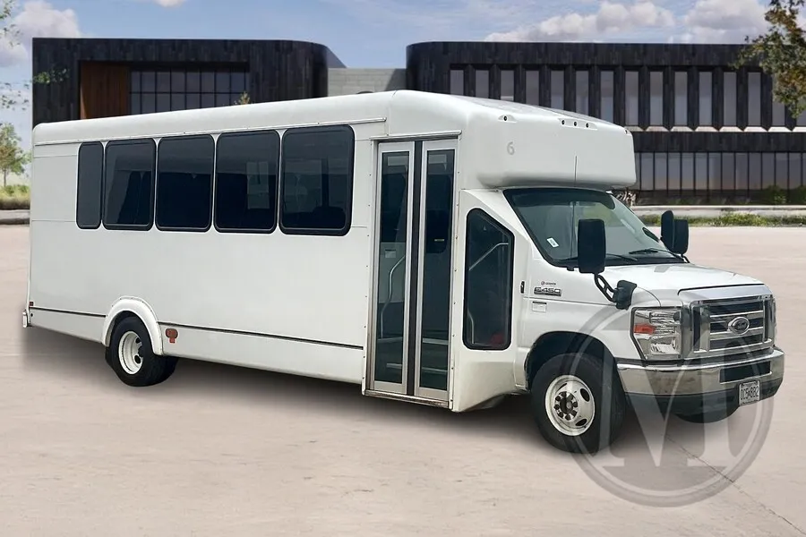 White 2019 Ford E450 for sale in Kansas City, MO