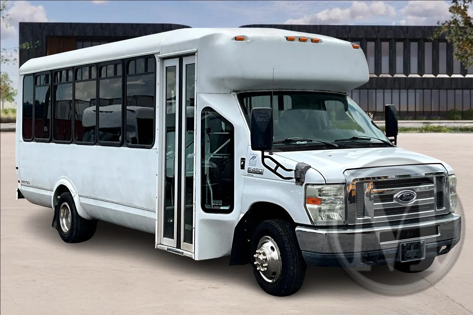 White 2013 Ford E450 for sale in Kansas City, MO
