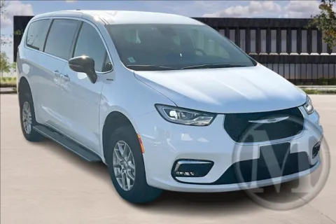 White 2024 Chrysler PACIFICA for sale in Kansas City, MO