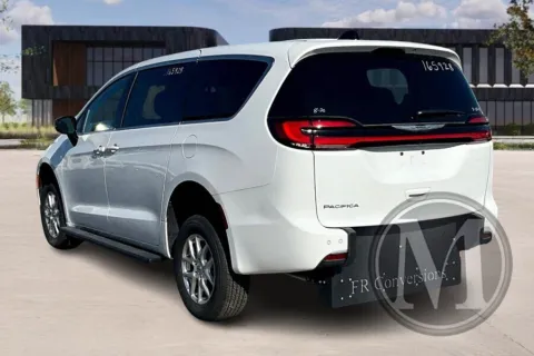 More photos of 2024 Chrysler PACIFICA at Master's Transportation - Kansas City, MO