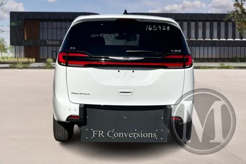 More photos of 2024 Chrysler PACIFICA at Master's Transportation - Kansas City, MO