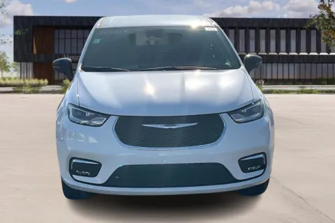 Photos of 2024 Chrysler PACIFICA Touring for sale in Kansas City, MO at Master's Transportation - Kansas City