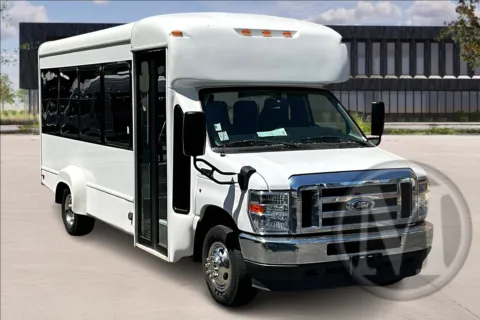 White 2022 Ford E350 E-350 SD for sale in Kansas City, MO