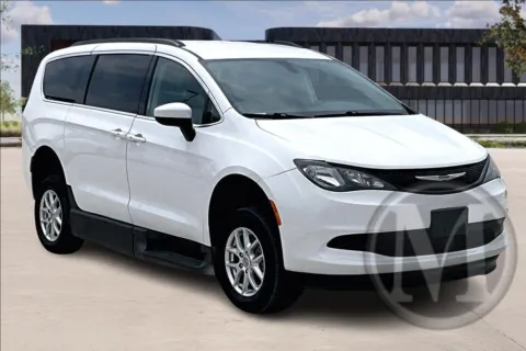White 2021 Chrysler VOYAGER for sale in Kansas City, MO