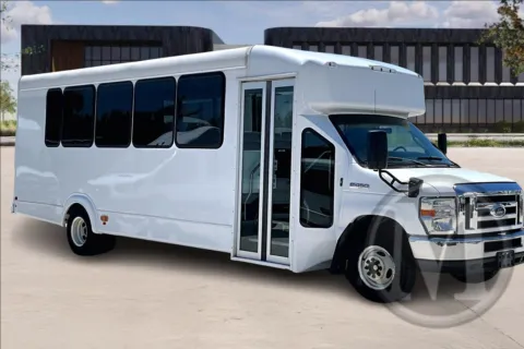 White 2018 Ford E450 for sale in Kansas City, MO