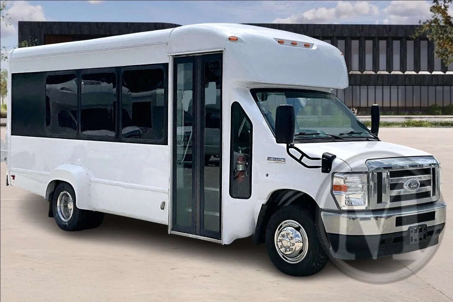 White 2022 Ford E350 for sale in Kansas City, MO