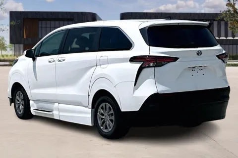 More photos of 2022 Toyota SIENNA at Master's Transportation - Kansas City, MO