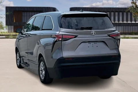 More photos of 2022 Toyota SIENNA at Master's Transportation - Kansas City, MO