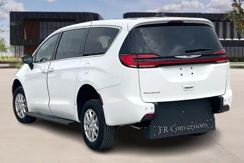 More photos of 2024 Chrysler PACIFICA at Master's Transportation - Kansas City, MO